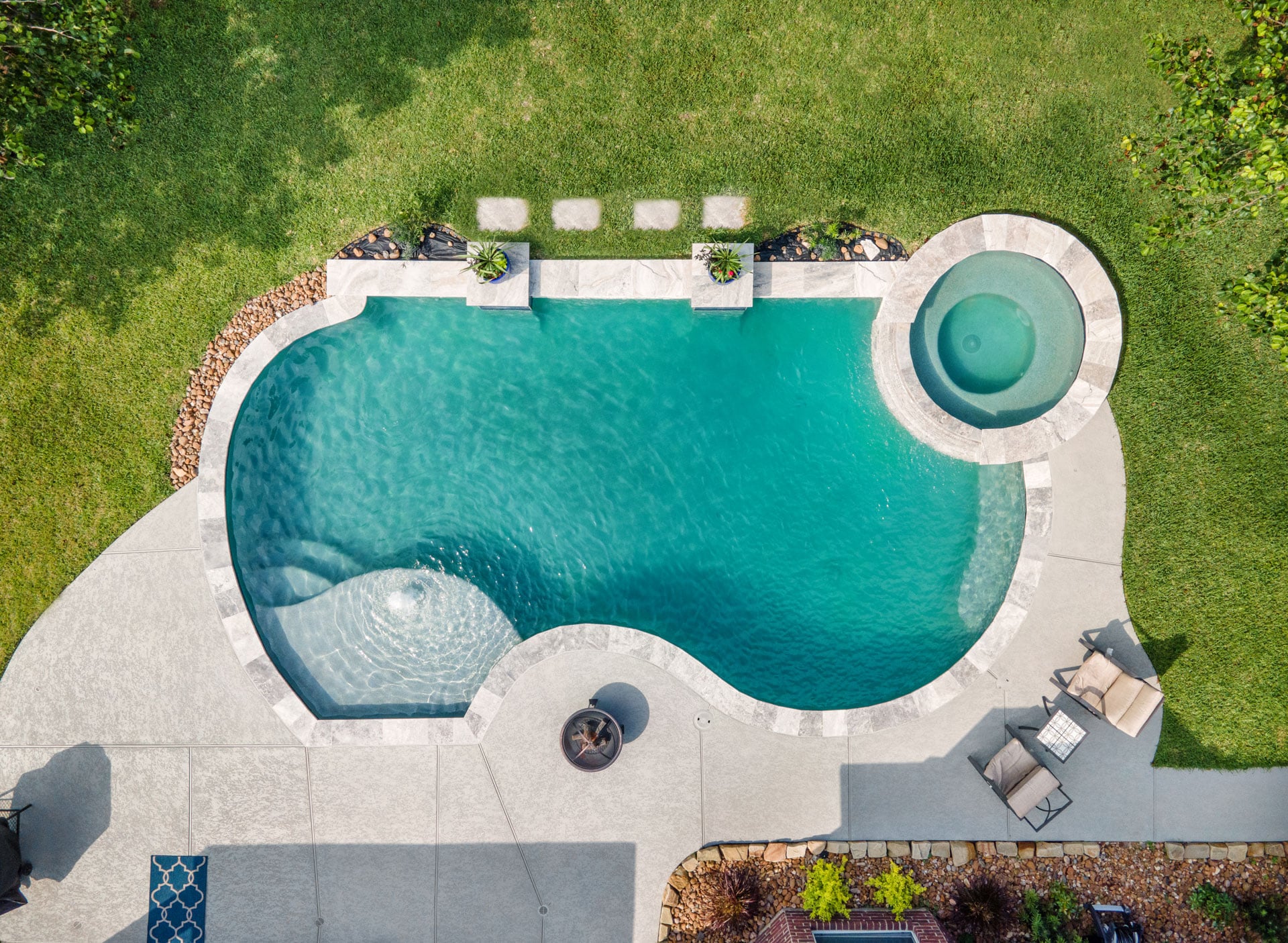 Kidney Shaped Pool in Houston by Avree Custom Pools. Photo by Jimi Smith Photgoraphy main OMD